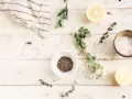 Zutaten für selbstgemachte Kosmetik: Lavendel, Kräuter, Zitrone und Salz auf Holzhintergrund.