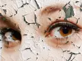 Nahaufnahme von Augen mit rissiger, trockener Haut.