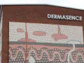 Gebäude mit Schriftzug DERMASENCE und einer Hautschichten-Grafik.