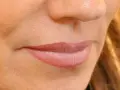 Nahaufnahme von vollen, natürlich geschatteten Lippen mit zarter PMU.