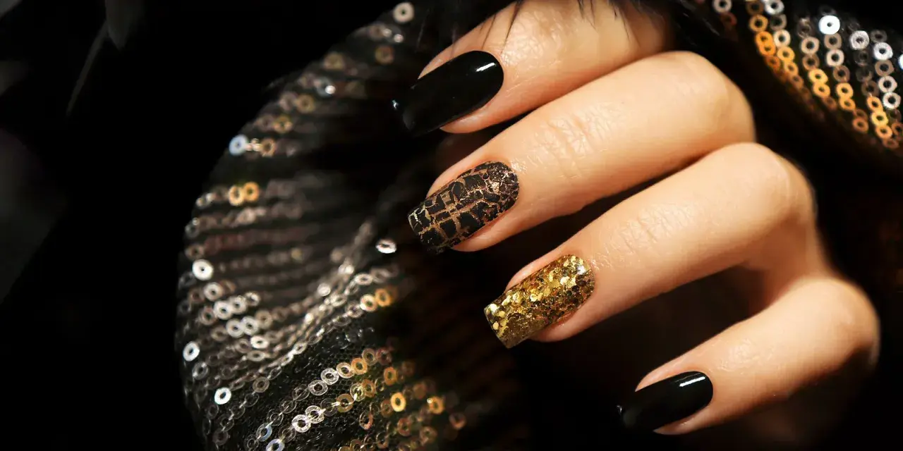 Schwarze Nägel mit Gold: Luxus-Designs & DIY-Tipps für 2026