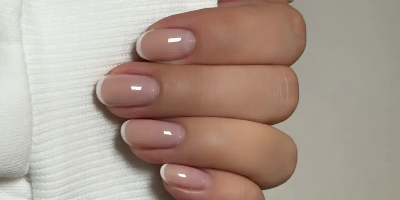 French Nails kurz: So gelingt der elegante Look zu Hause