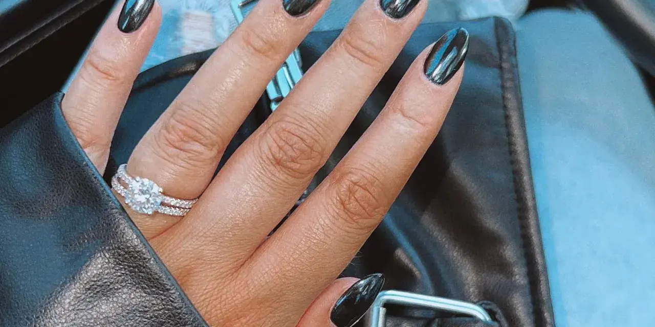 Matte schwarze Nägel: So gelingt der Trend-Look perfekt