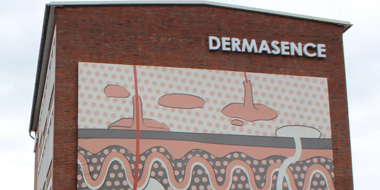 Gebäude mit Schriftzug DERMASENCE und einer Hautschichten-Grafik.