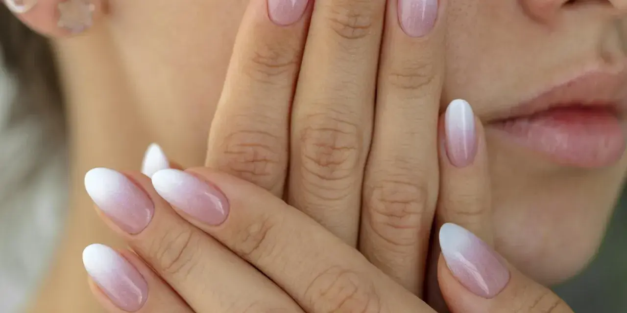 Pink-weiße Nägel: 15+ Designs & DIY-Anleitungen für jeden Anlass