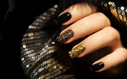 Schwarze Nägel mit Gold: Luxus-Designs & DIY-Tipps für 2026