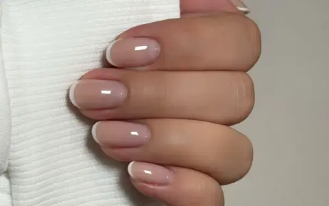 French Nails kurz: So gelingt der elegante Look zu Hause
