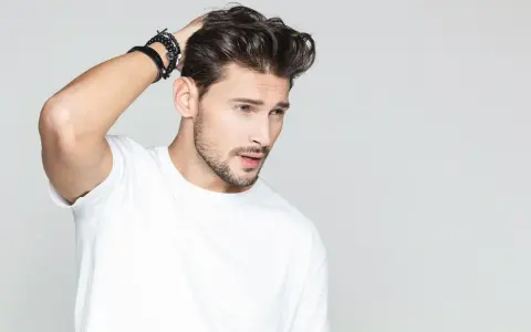 Lange Männerhaare: Trends, Pflege & Styling-Tipps für deine Mähne