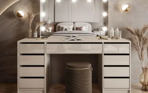 Moderner Schminktisch mit Spiegel, Lichtern, Schubladen und Hocker vor einem Bett.