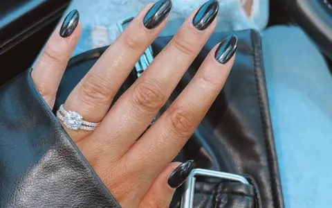 Matte schwarze Nägel: So gelingt der Trend-Look perfekt