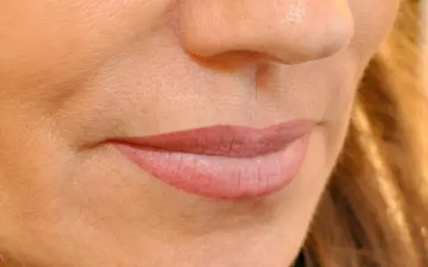 Nahaufnahme von vollen, natürlich geschatteten Lippen mit zarter PMU.