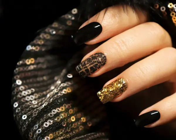 Schwarze Nägel mit Gold: Luxus-Designs & DIY-Tipps für 2026