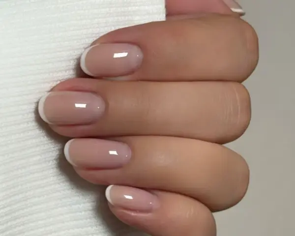 French Nails kurz: So gelingt der elegante Look zu Hause