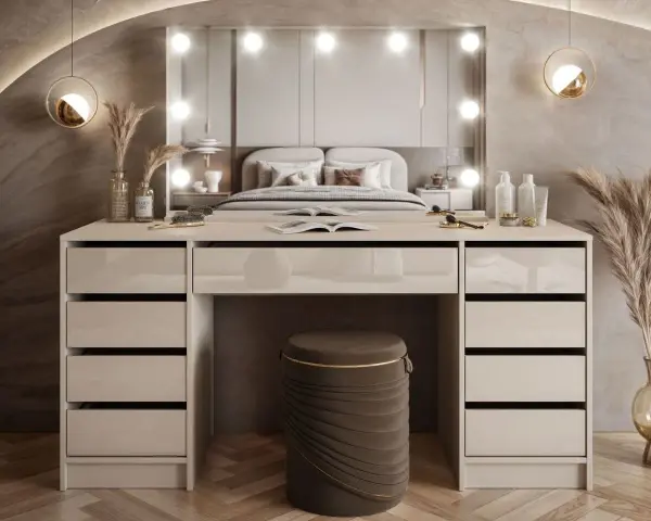 Moderner Schminktisch mit Spiegel, Lichtern, Schubladen und Hocker vor einem Bett.