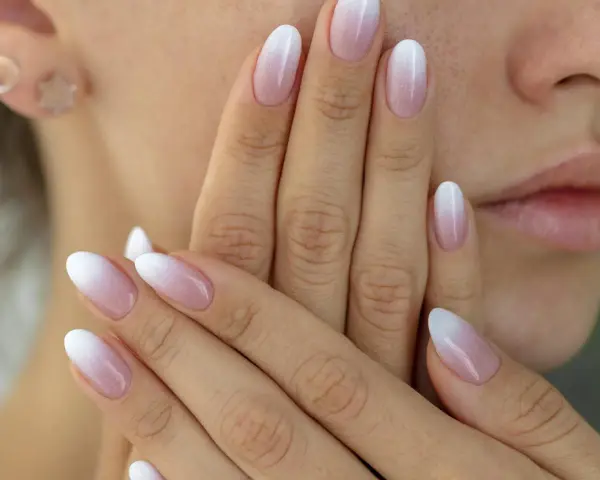 Pink-weiße Nägel: 15+ Designs & DIY-Anleitungen für jeden Anlass