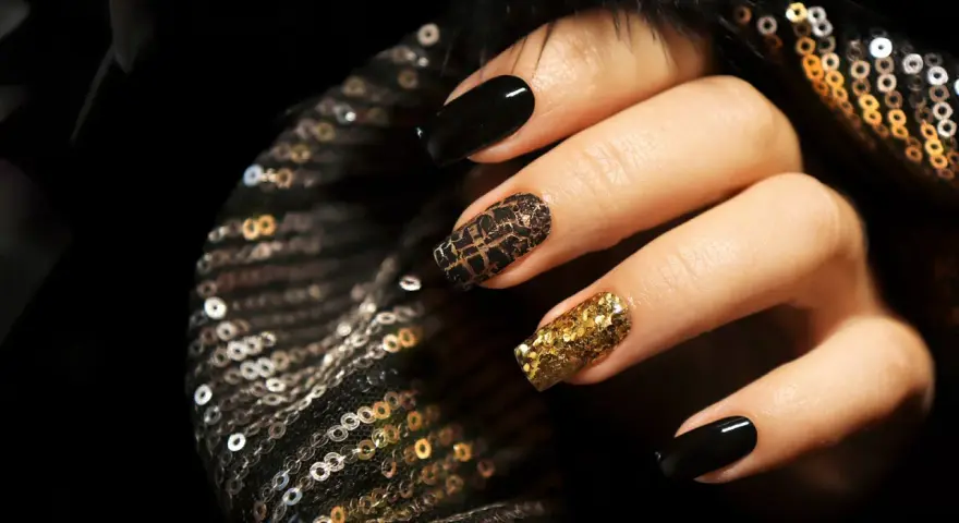 Schwarze Nägel mit Gold: Luxus-Designs & DIY-Tipps für 2026