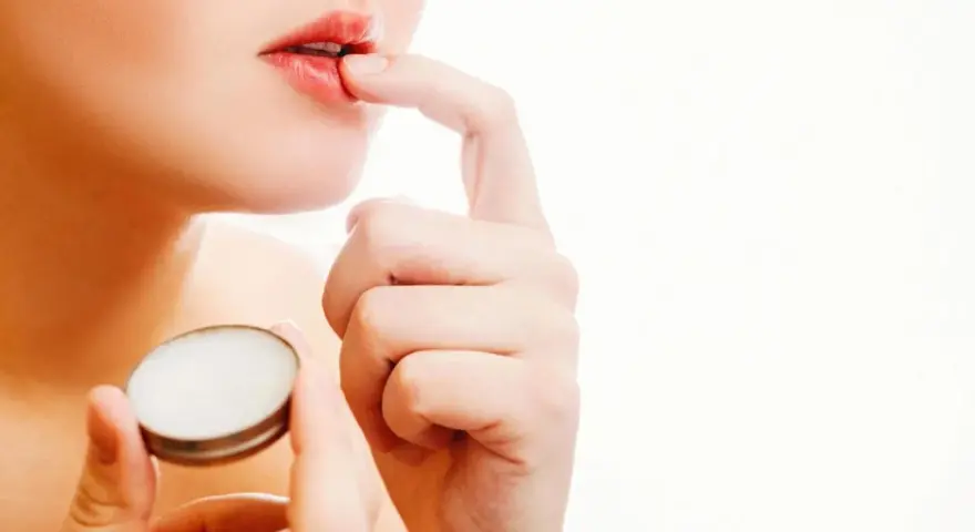 Permanent Make-up Lippen Heilung: Tag für Tag & Pflege-Guide