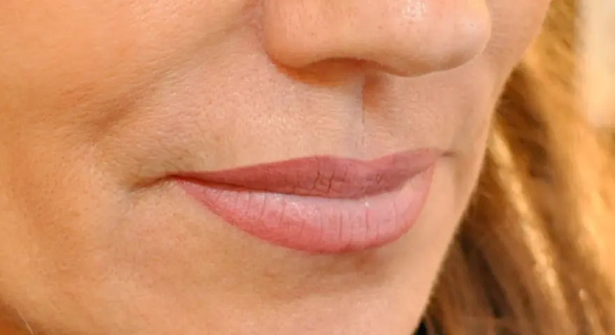 Nahaufnahme von vollen, natürlich geschatteten Lippen mit zarter PMU.