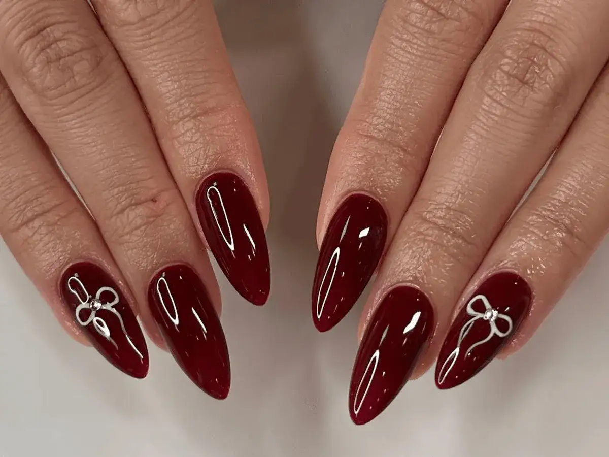 Rote Nägel mit minimalistischen Mustern