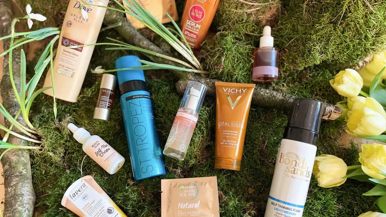 Verschiedene Arten von Bräunungskosmetik: Selbstbräuner, Bronzer, getönte Creme, Bräunungstropfen