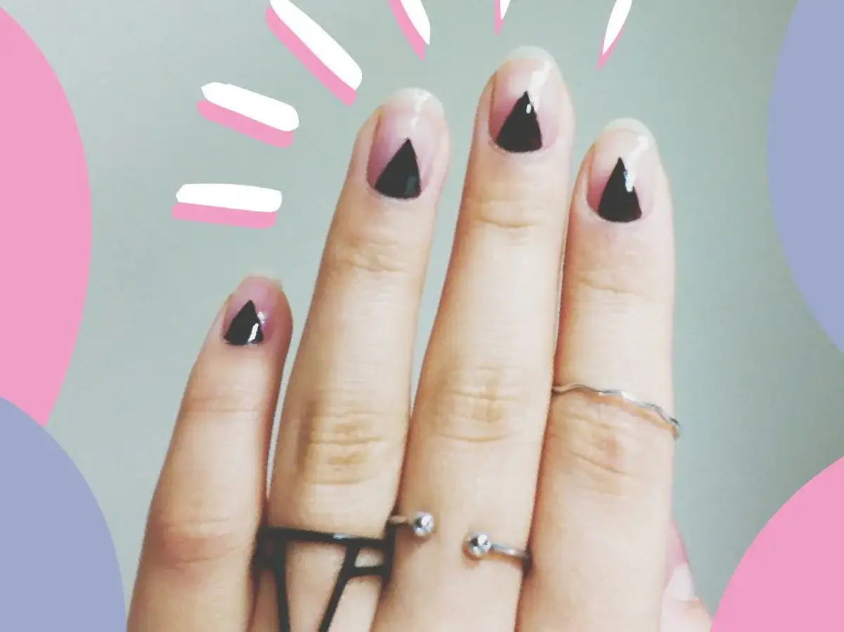 Minimalistische nail art kurze nägel micro french dot negative space
