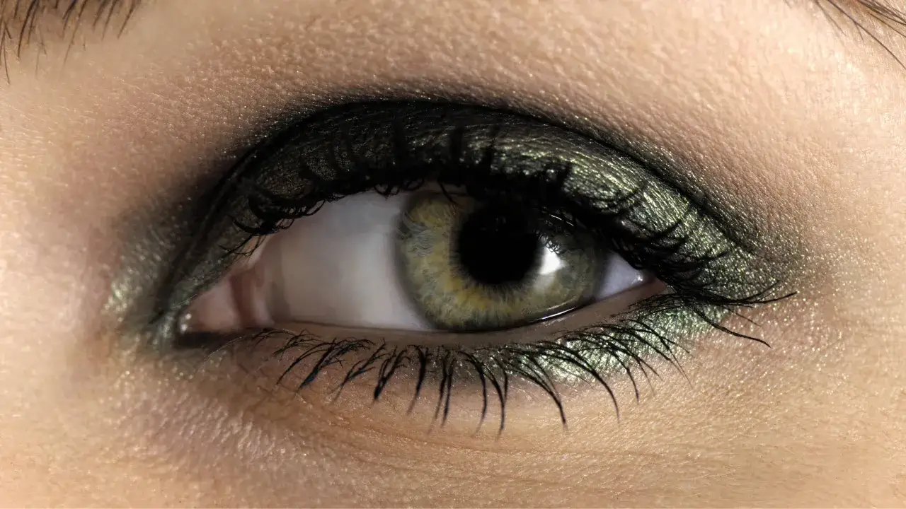 Schritt f&uuml;r Schritt Make-up gr&uuml;ne Augen Tageslook