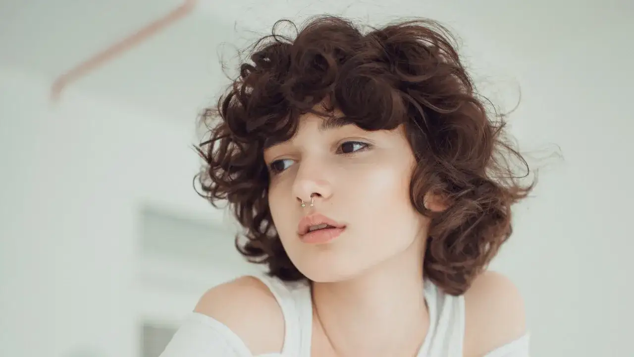 Frau mit kurzen welligen Haaren