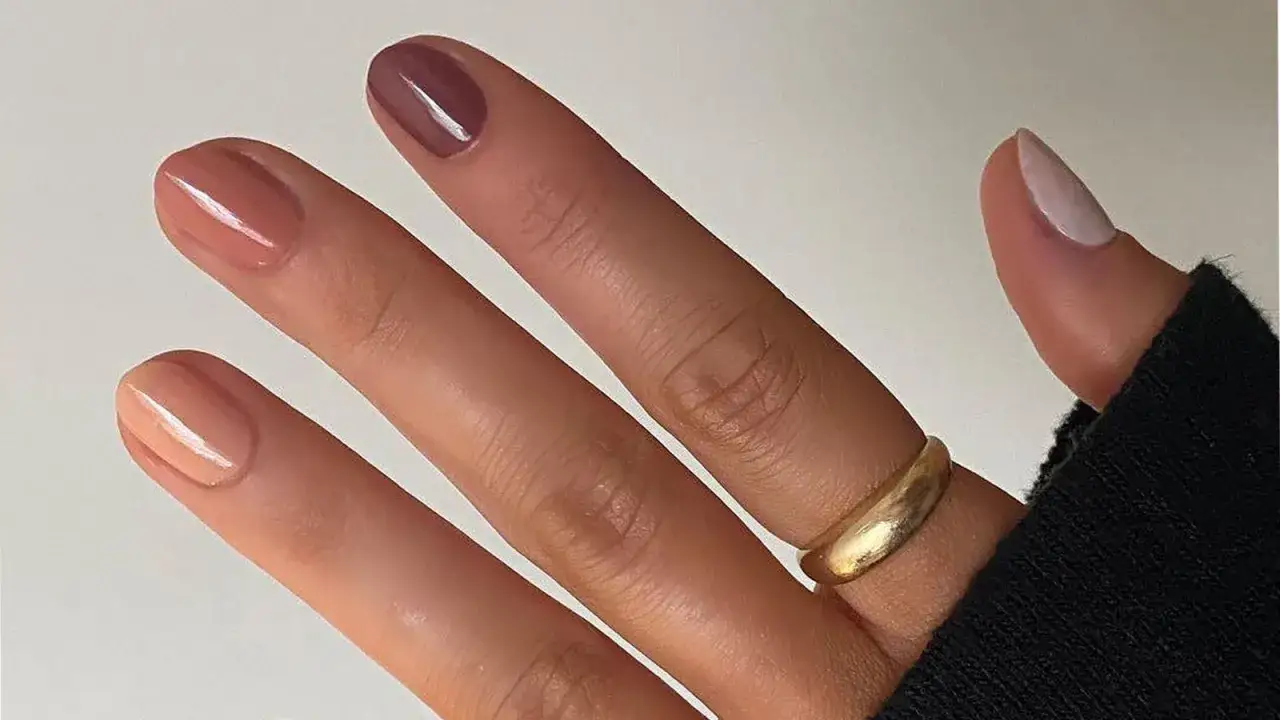 Kurze naturnägel mit nude nagellack und squoval form