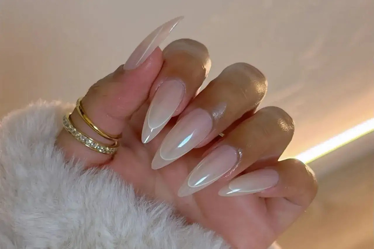 Milky Ombr&eacute; N&auml;gel mit Glitzer und Chrome
