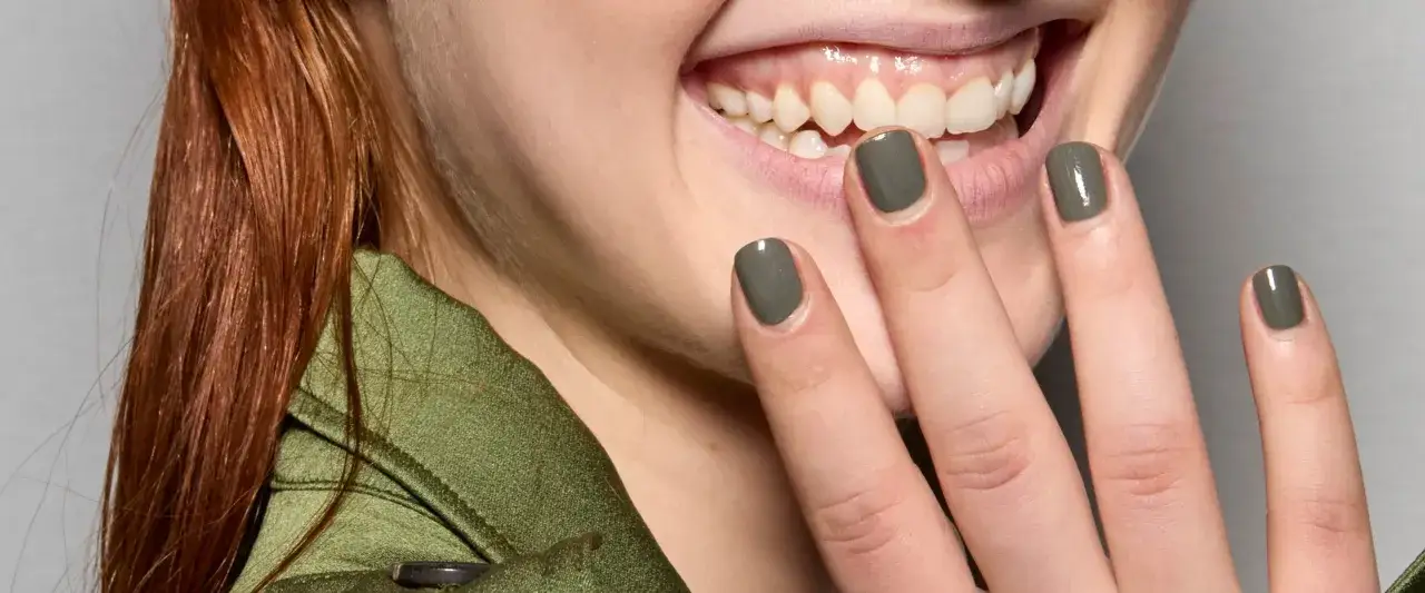 Herbstliche grüne Nagellacke und Pflaumenfarben