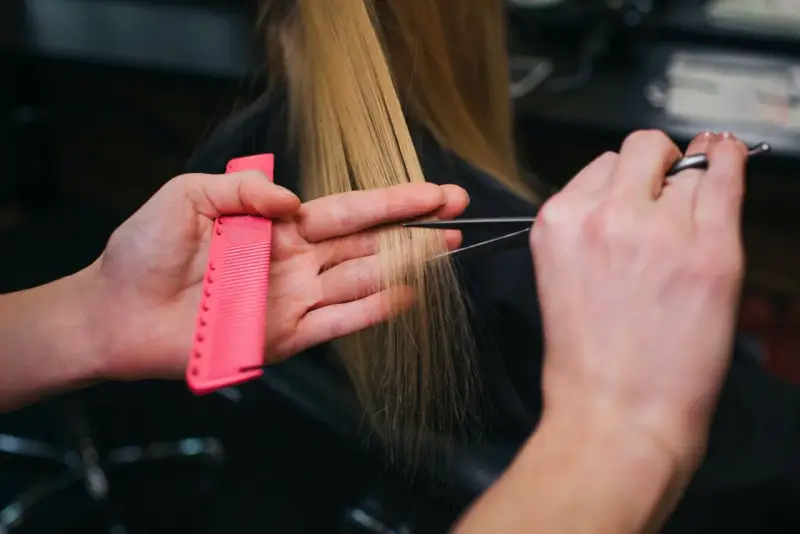 Feines Haar: Mittellange Schnitte & Styling-Tipps für sofortiges Volumen